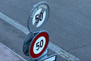 A Martigny, ce panneau de circulation sème le doute.